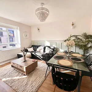 Apartment 3 Minutes To Tower Of Trendy Shoreditch Recently Refurbished 3 Bedrooms Sleeps 8 